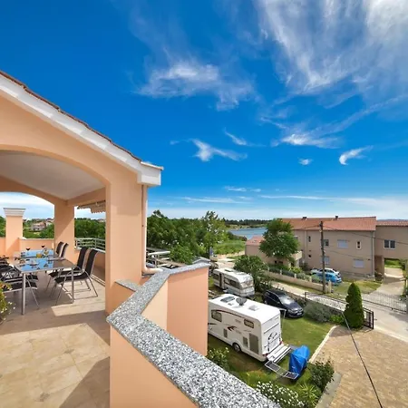 Ani - With Pool Appartement Privlaka (Zadar)